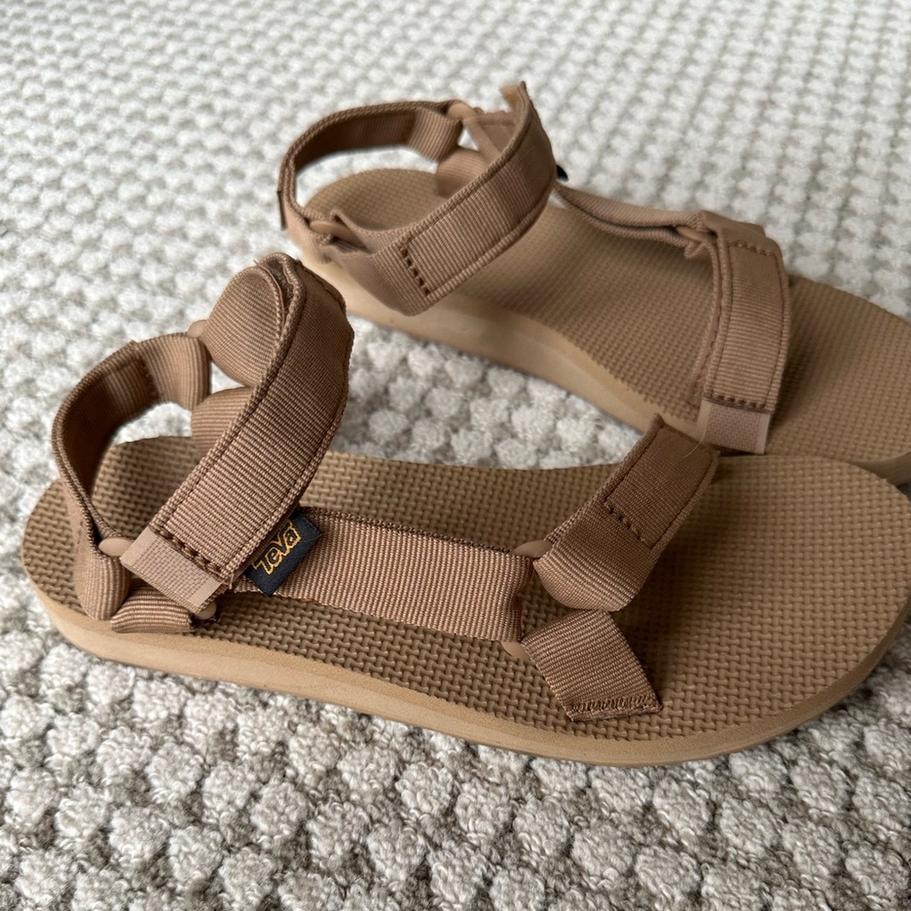 Size 7 Tevas